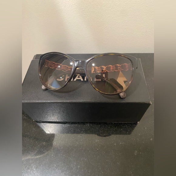 Chanel Sunglasses with gold detail - Picture 3 of 8